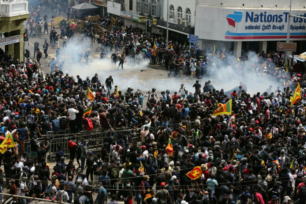 VIDEO Proteste masive în Sri Lanka. Preşedintele a fugit din reşedinţa oficială, luată cu asalt de manifestanți - Imaginea 9