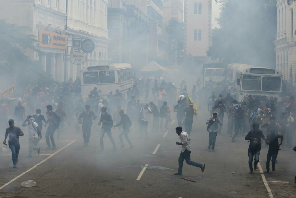 VIDEO Proteste masive în Sri Lanka. Preşedintele a fugit din reşedinţa oficială, luată cu asalt de manifestanți - Imaginea 5