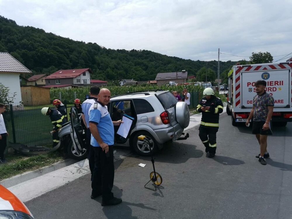 FOTO. Accident rutier într-o localitate din județul Vâlcea. Două persoane au fost rănite - Imaginea 1