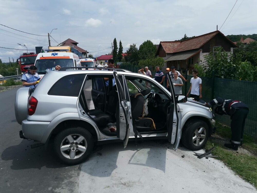 FOTO. Accident rutier într-o localitate din județul Vâlcea. Două persoane au fost rănite - Imaginea 2