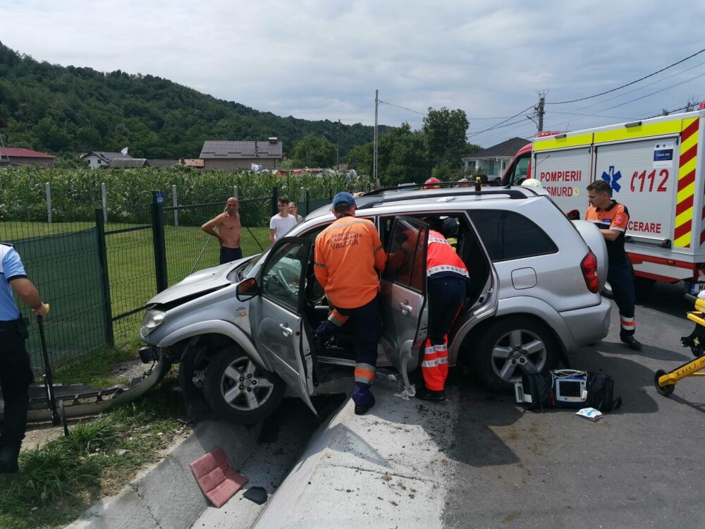 FOTO. Accident rutier într-o localitate din județul Vâlcea. Două persoane au fost rănite - Imaginea 3