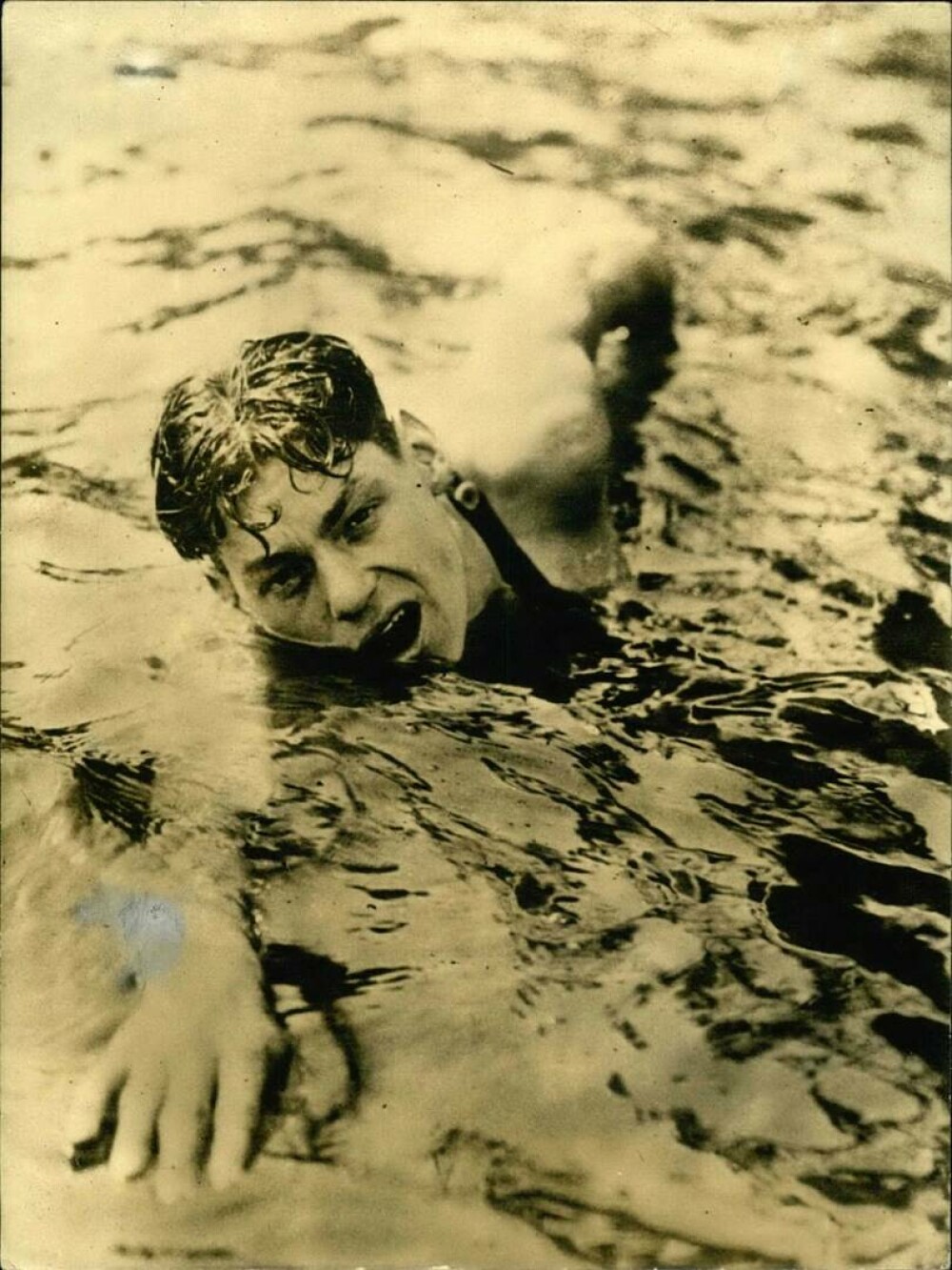100 de ani de când Johnny Weissmüller a devenit primul înotător care a realizat 100 de metri în sub un minut. GALERIE FOTO - Imaginea 1
