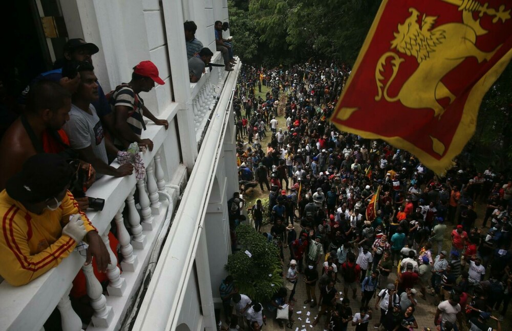 Proteste de amploare în Sri Lanka. Președintele și-a anunțat demisia. Reşedinţa premierului a fost incendiată - Imaginea 1