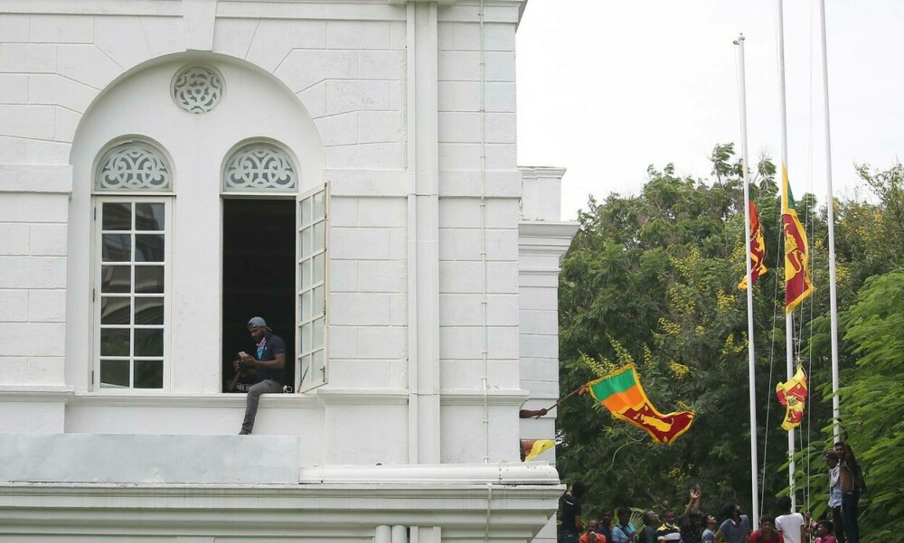 Proteste de amploare în Sri Lanka. Președintele și-a anunțat demisia. Reşedinţa premierului a fost incendiată - Imaginea 2