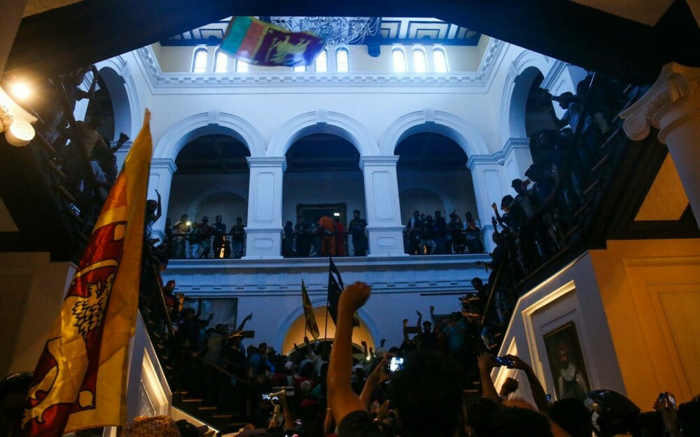 Proteste de amploare în Sri Lanka. Președintele și-a anunțat demisia. Reşedinţa premierului a fost incendiată - Imaginea 5