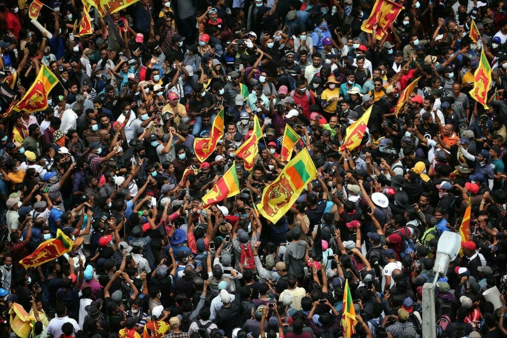 Proteste de amploare în Sri Lanka. Președintele și-a anunțat demisia. Reşedinţa premierului a fost incendiată - Imaginea 6