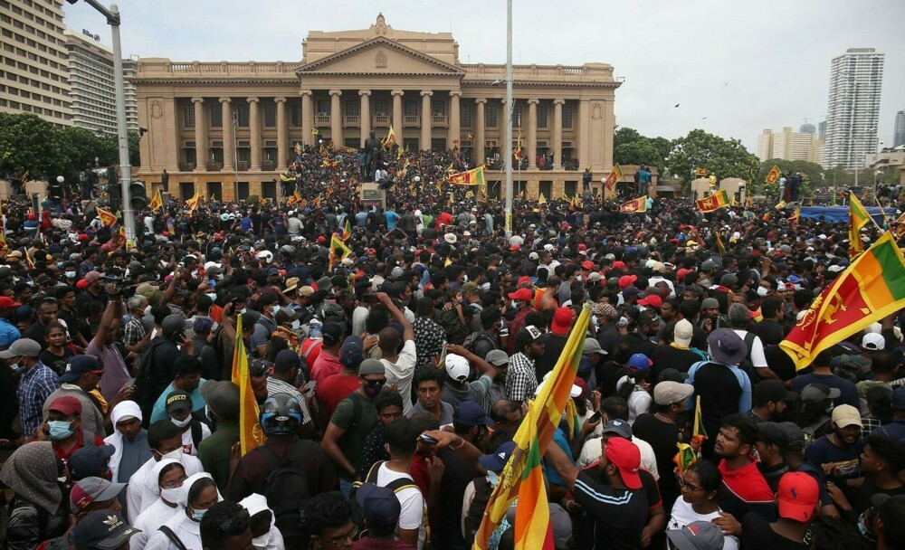 Proteste de amploare în Sri Lanka. Președintele și-a anunțat demisia. Reşedinţa premierului a fost incendiată - Imaginea 8