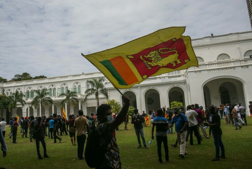 Proteste de amploare în Sri Lanka. Președintele și-a anunțat demisia. Reşedinţa premierului a fost incendiată - Imaginea 10