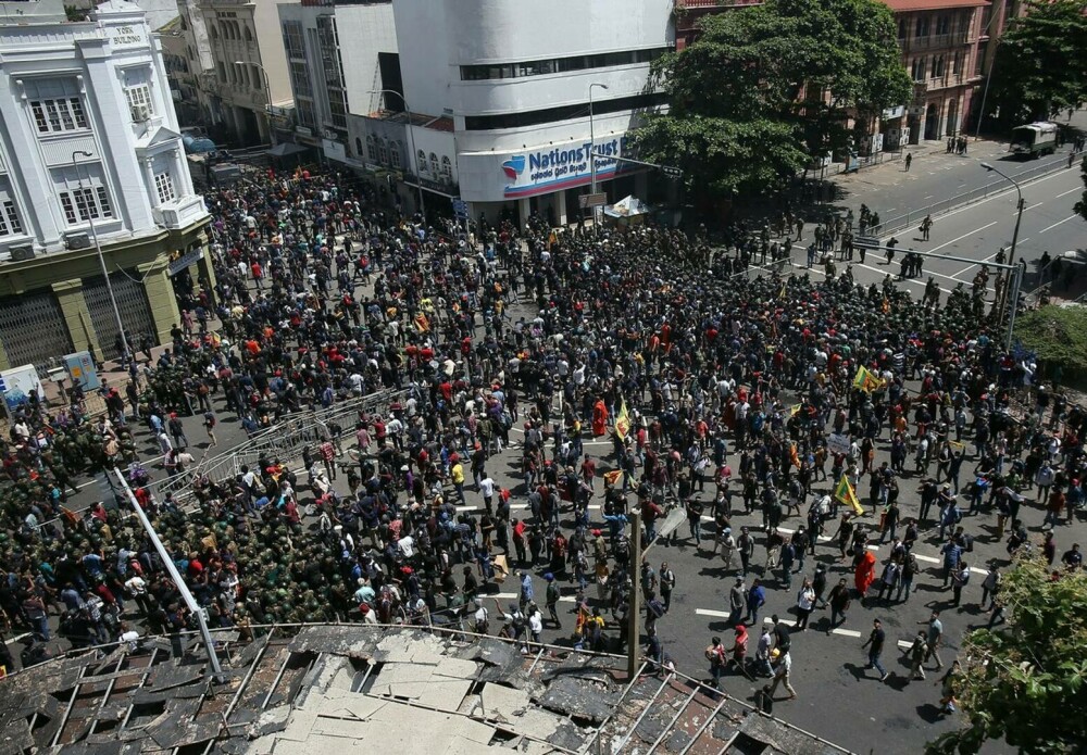 Proteste de amploare în Sri Lanka. Președintele și-a anunțat demisia. Reşedinţa premierului a fost incendiată - Imaginea 11