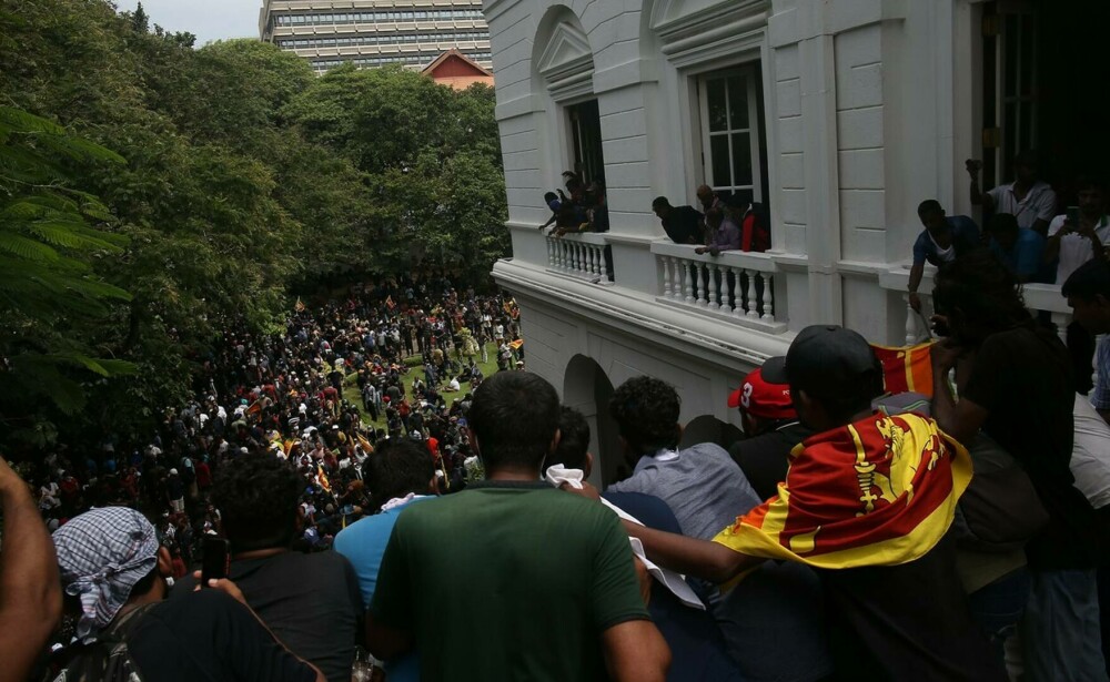 Proteste de amploare în Sri Lanka. Președintele și-a anunțat demisia. Reşedinţa premierului a fost incendiată - Imaginea 12