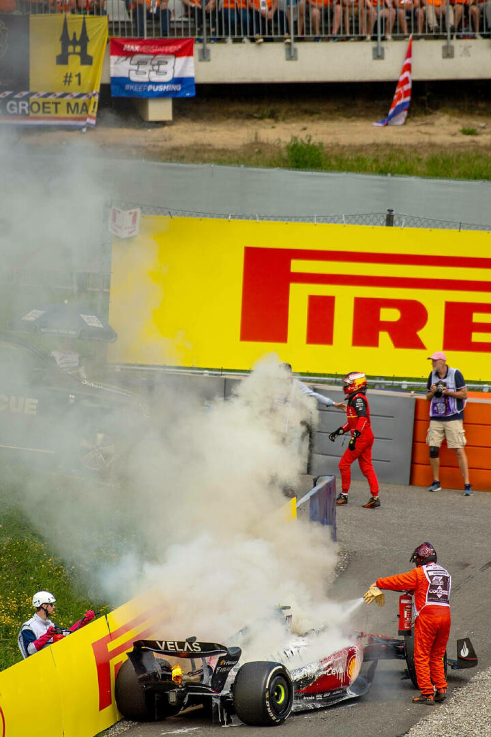 Momente de șoc în cursa de F1 din Austria. Mașina lui Carlos Sainz a luat foc. Ce s-a întâmplat cu pilotul. VIDEO - Imaginea 1
