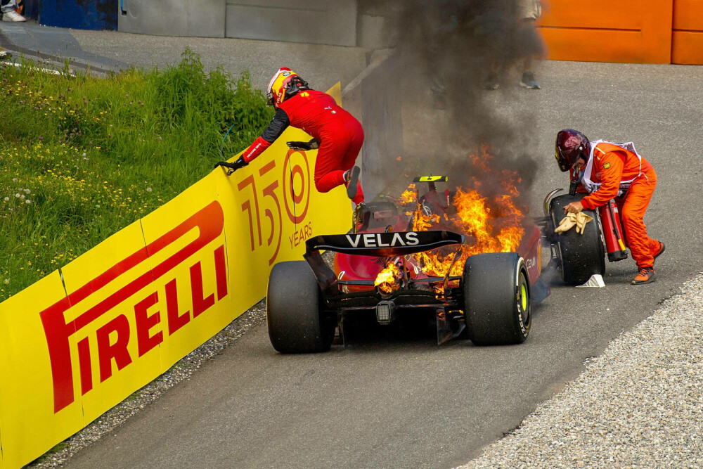 Momente de șoc în cursa de F1 din Austria. Mașina lui Carlos Sainz a luat foc. Ce s-a întâmplat cu pilotul. VIDEO - Imaginea 2