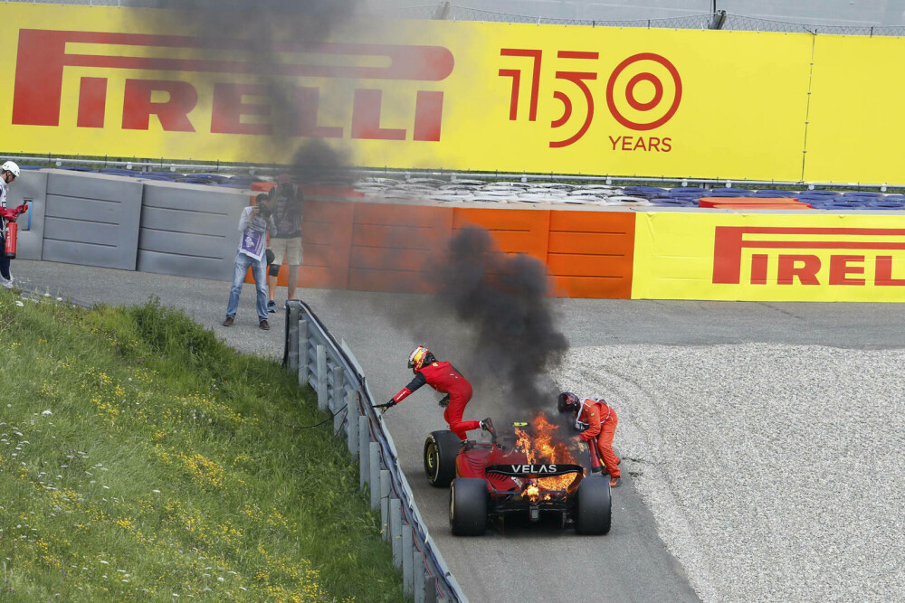 Momente de șoc în cursa de F1 din Austria. Mașina lui Carlos Sainz a luat foc. Ce s-a întâmplat cu pilotul. VIDEO - Imaginea 4