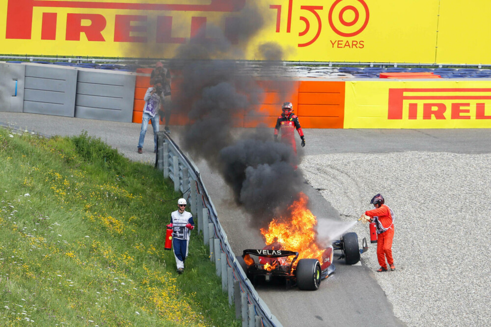 Momente de șoc în cursa de F1 din Austria. Mașina lui Carlos Sainz a luat foc. Ce s-a întâmplat cu pilotul. VIDEO - Imaginea 9