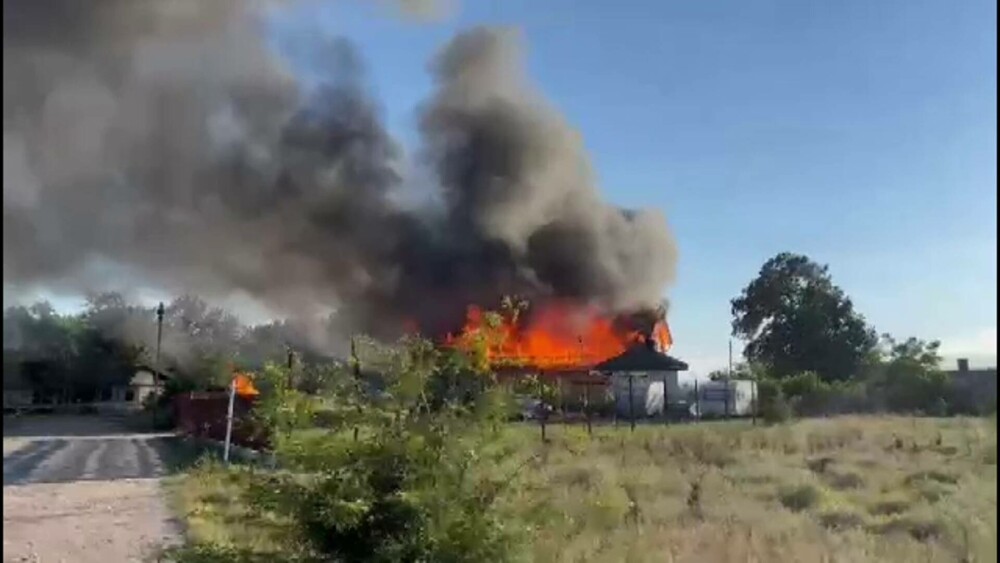 VIDEO Incendiu la o pensiune din Mehedinți. Focul a cuprins întreaga clădire - Imaginea 1