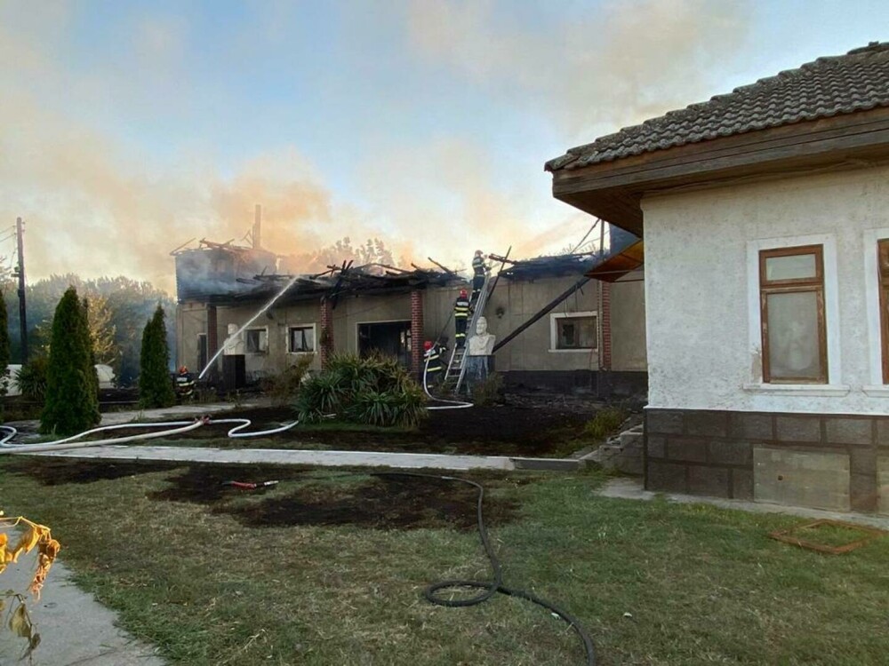 VIDEO Incendiu la o pensiune din Mehedinți. Focul a cuprins întreaga clădire - Imaginea 6