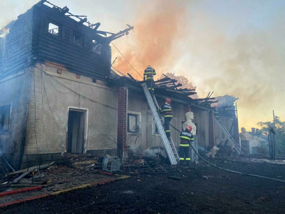 VIDEO Incendiu la o pensiune din Mehedinți. Focul a cuprins întreaga clădire - Imaginea 3