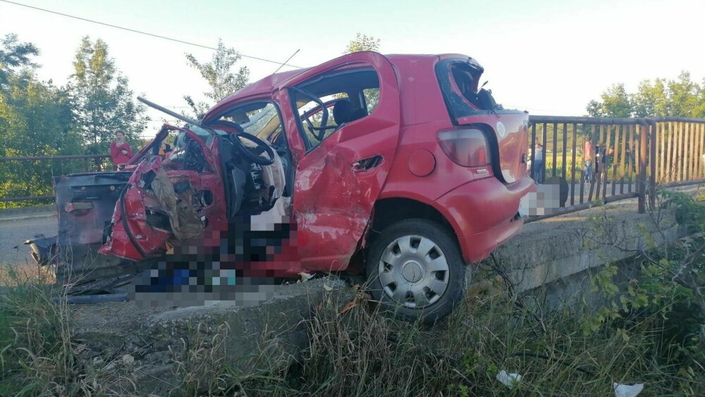 GALERIE FOTO Accident grav în județul Bacău. O persoană a murit, alte trei sunt rănite - Imaginea 2