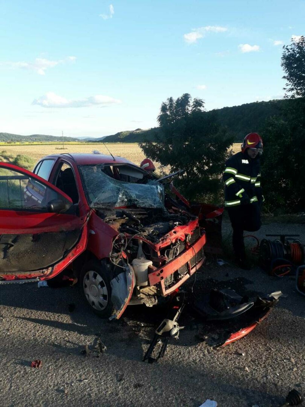 GALERIE FOTO Accident grav în județul Bacău. O persoană a murit, alte trei sunt rănite - Imaginea 1