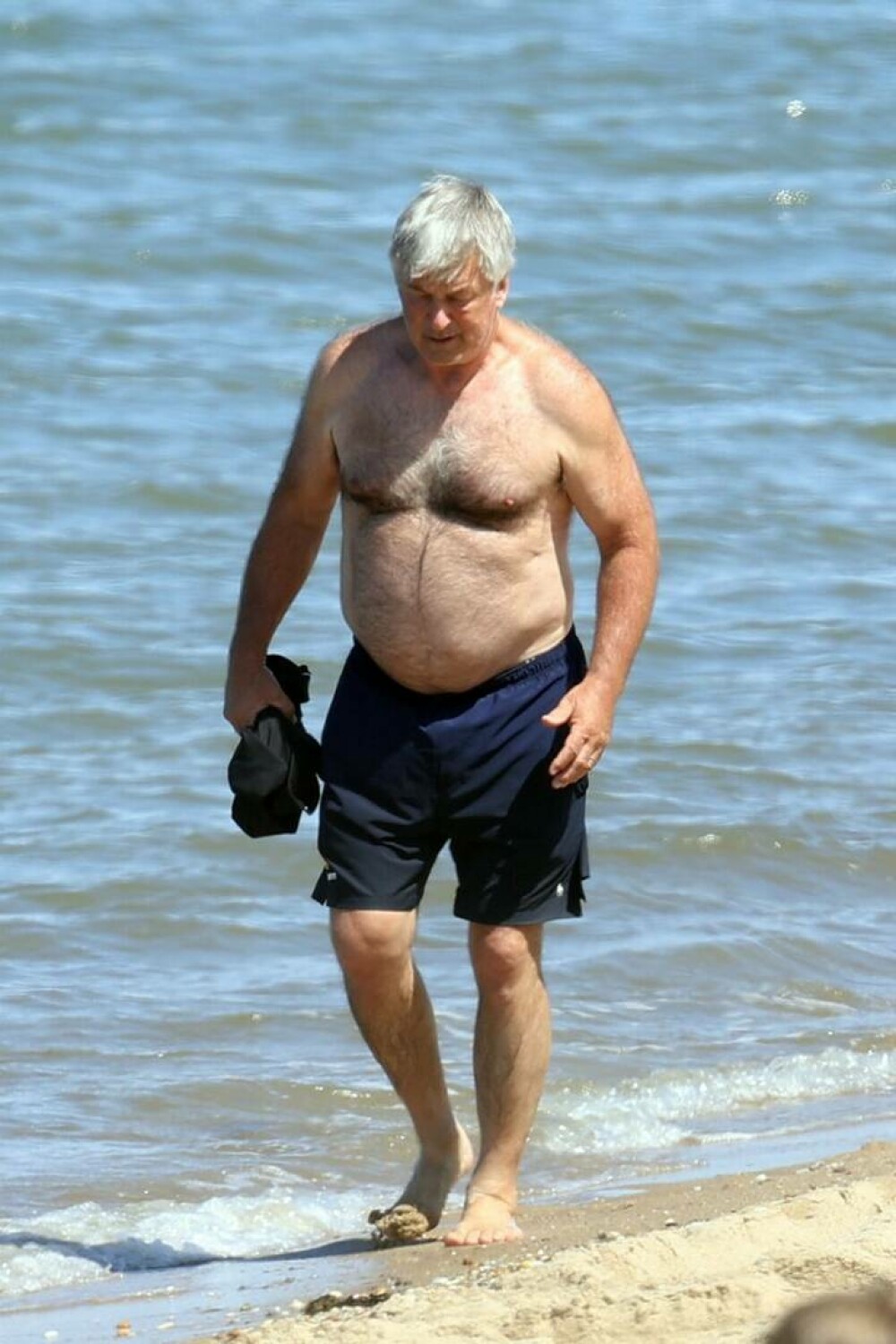 Alec Baldwin, surprins la o plimbare pe plajă, în New York. Cum arată actorul de 64 de ani - Imaginea 3