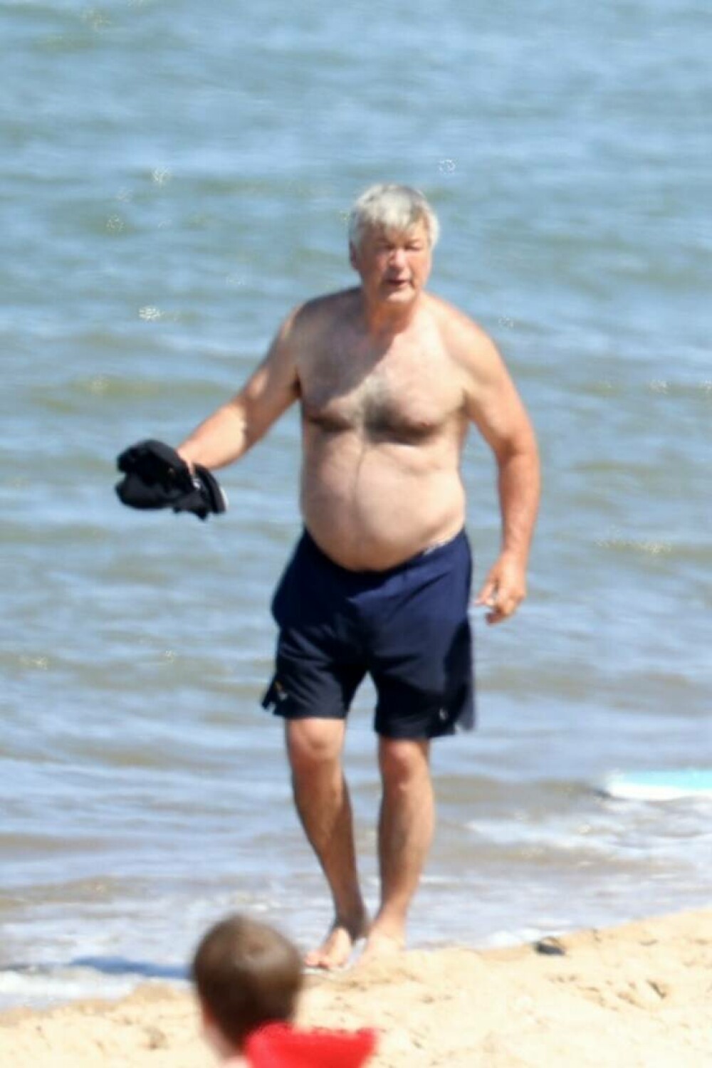 Alec Baldwin, surprins la o plimbare pe plajă, în New York. Cum arată actorul de 64 de ani - Imaginea 4
