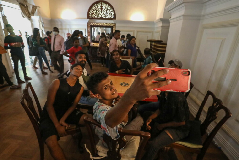 Revoluție în Sri Lanka. VIDEO: Protestatarii au atacat și locuința premierului - Imaginea 2