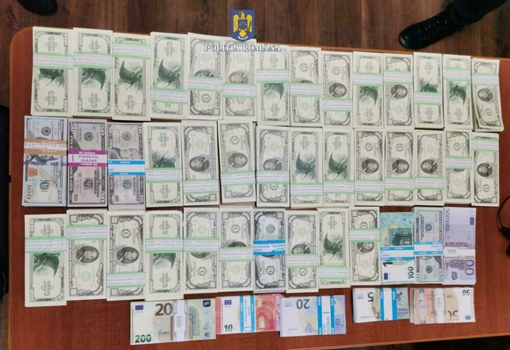 2.800.000 de dolari și 70.000 de euro falși au fost confiscați de polițiști. Cum operau suspecții - Imaginea 3