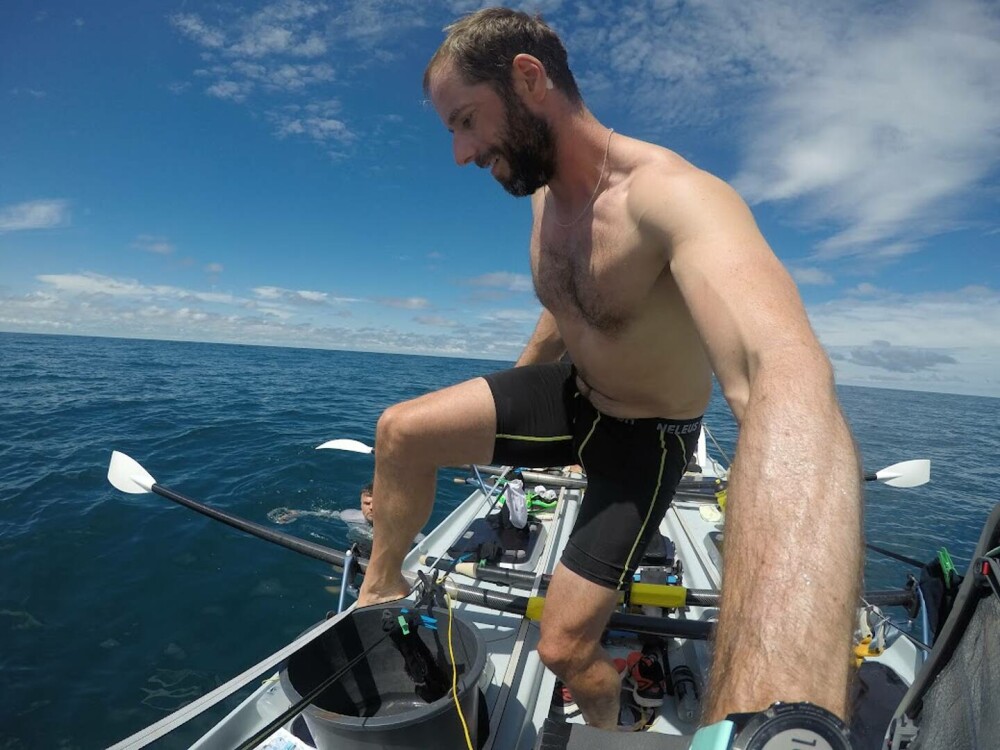 Alex Dumbravă, românul de record mondial, care a traversat Marea Neagră într-o barcă cu vâsle: „Fiecare minut contează” - Imaginea 7