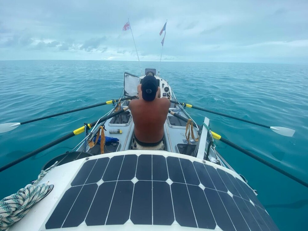 Alex Dumbravă, românul de record mondial, care a traversat Marea Neagră într-o barcă cu vâsle: „Fiecare minut contează” - Imaginea 10