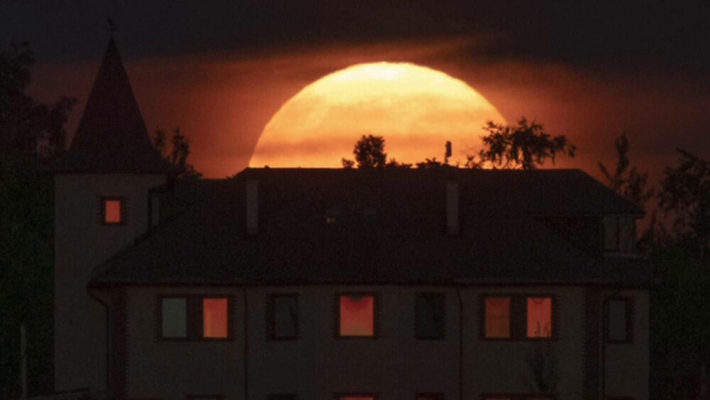 Superluna, văzută din marile orașe ale lumii. Fenomenul astronomic a putut fi observat și din România | GALERIE FOTO - Imaginea 2