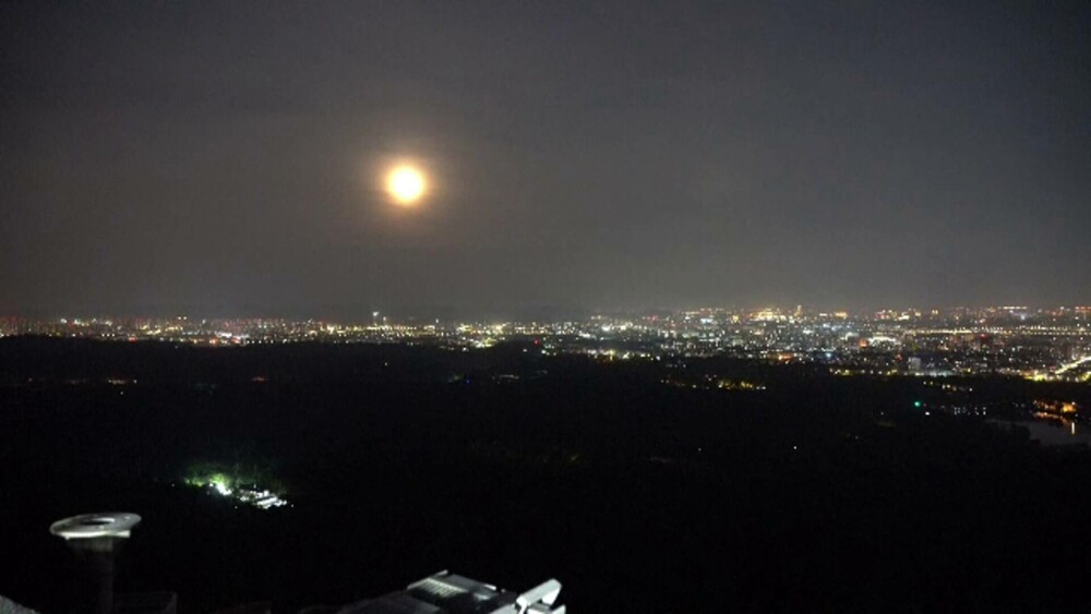Superluna, văzută din marile orașe ale lumii. Fenomenul astronomic a putut fi observat și din România | GALERIE FOTO - Imaginea 5