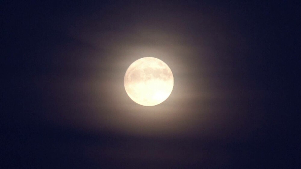 Superluna, văzută din marile orașe ale lumii. Fenomenul astronomic a putut fi observat și din România | GALERIE FOTO - Imaginea 6