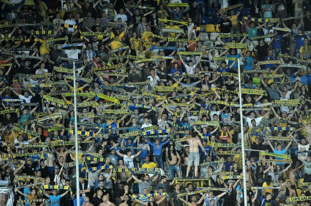 Caz fără precedent în fotbalul românesc. Fanii Petrolului au salvat 250.000 de euro cu ajutorul unei butelii | FOTO & VIDEO - Imaginea 1