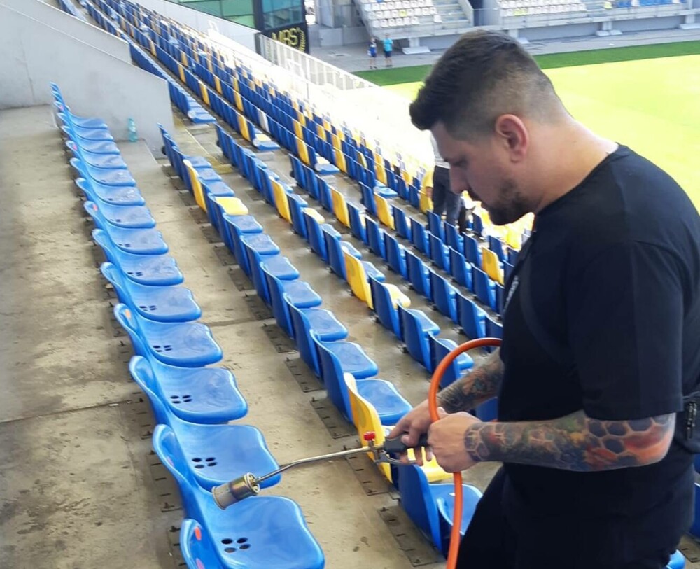 Caz fără precedent în fotbalul românesc. Fanii Petrolului au salvat 250.000 de euro cu ajutorul unei butelii | FOTO & VIDEO - Imaginea 2