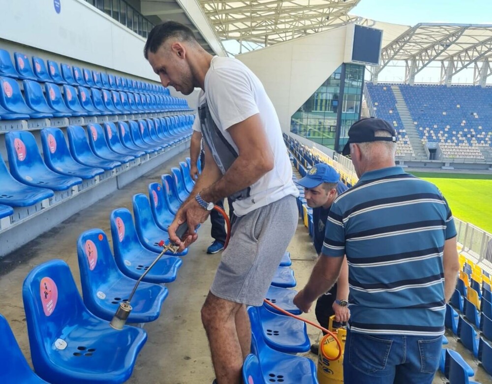 Caz fără precedent în fotbalul românesc. Fanii Petrolului au salvat 250.000 de euro cu ajutorul unei butelii | FOTO & VIDEO - Imaginea 3