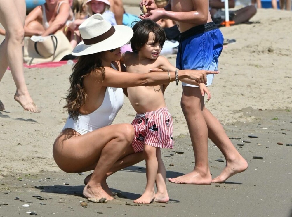 O celebră actriță americană își petrece vacanța în Spania. Cum au surprins-o fotografii la plajă. GALERIE FOTO - Imaginea 17