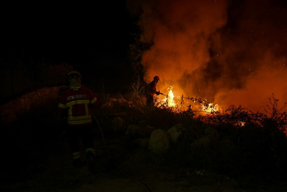 Doi bătrâni au fost găsiți carbonizați într-o mașină. Încercau să fugă din calea unui incendiu de vegetație din Portugalia - Imaginea 10