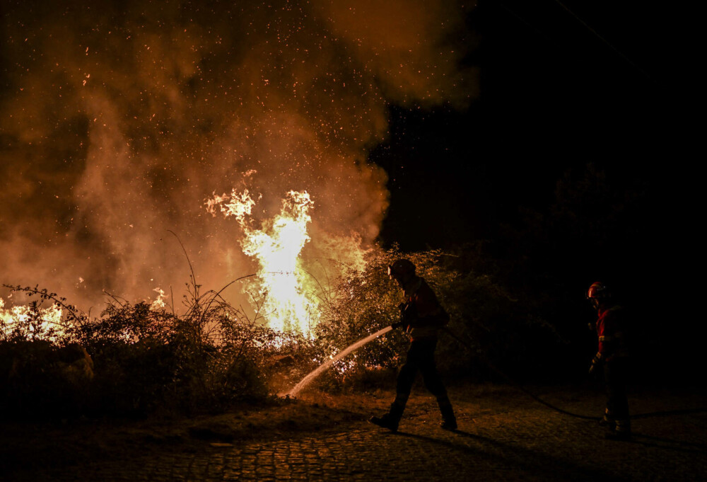 Doi bătrâni au fost găsiți carbonizați într-o mașină. Încercau să fugă din calea unui incendiu de vegetație din Portugalia - Imaginea 9