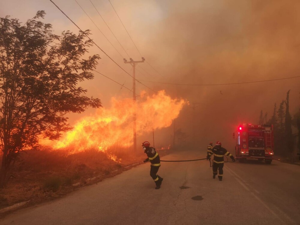 Nouă sate din apropiere de Atena, evacuate din cauza unui incendiu. Pompierii români ajută la stingerea flăcărilor - Imaginea 1