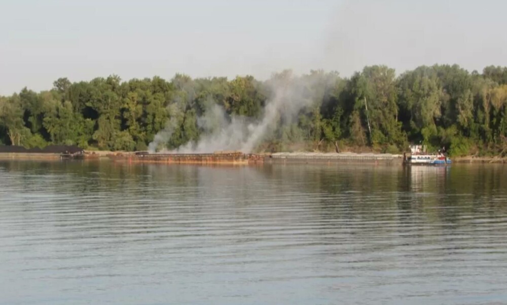 Cărbunele din trei barje blocate pe Dunăre arde din cauza caniculei. Sorin Grindeanu dă vina pe bulgari. |VIDEO - Imaginea 1