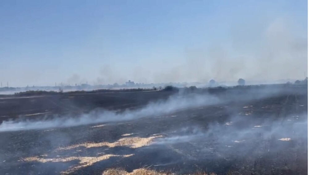 Incendiu de proporții la Jurilovca, după tragerile cu muniţie reală din poligonul Babadag. Anunțul MApN - Imaginea 1