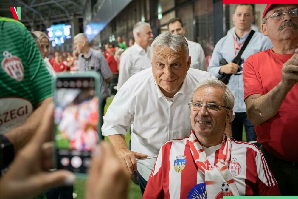 Premierul ungar Viktor Orban, baie de mulțime la Sfântu Gheorghe. A fost ovaționat la meciul lui Sepsi din Conference League - Imaginea 3