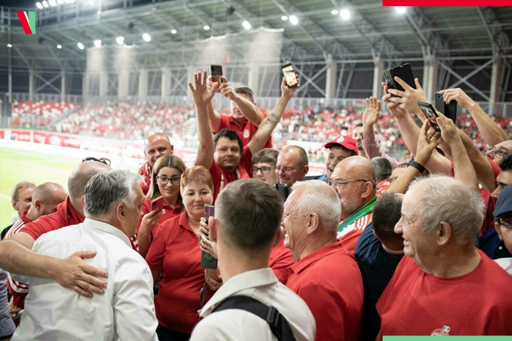 Premierul ungar Viktor Orban, baie de mulțime la Sfântu Gheorghe. A fost ovaționat la meciul lui Sepsi din Conference League - Imaginea 8