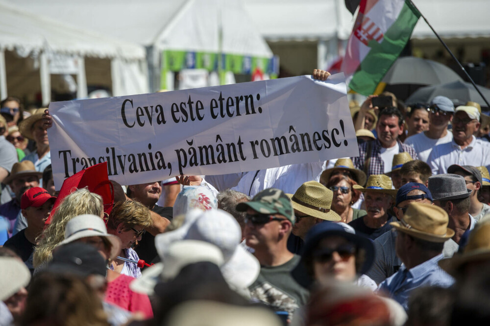 Protest în timpul discursului lui Viktor Orban, la Băile Tuşnad: ”Transilvania, pământ românesc!”. GALERIE FOTO - Imaginea 5