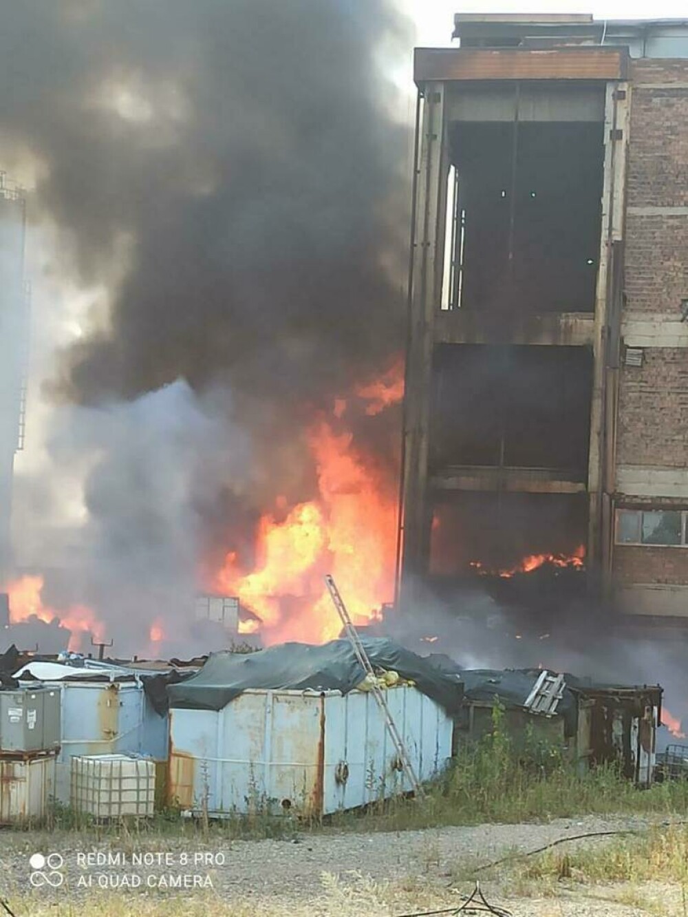 VIDEO. Incendiu la incineratorul de deşeuri periculoase din comuna Brazi. A fost emis mesaj RO-Alert - Imaginea 4