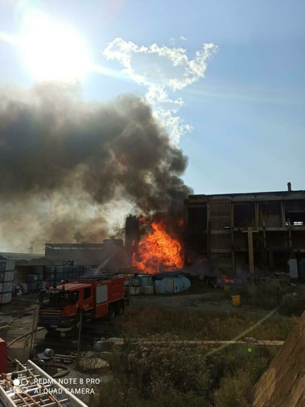 VIDEO. Incendiu la incineratorul de deşeuri periculoase din comuna Brazi. A fost emis mesaj RO-Alert - Imaginea 2