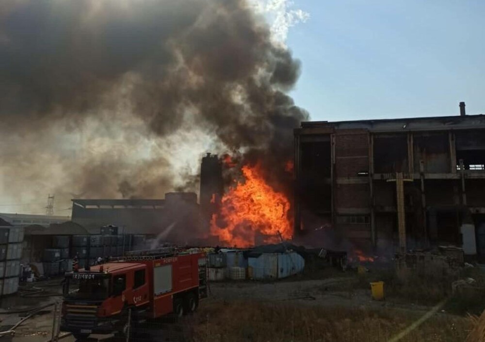 VIDEO. Incendiu la incineratorul de deşeuri periculoase din comuna Brazi. A fost emis mesaj RO-Alert - Imaginea 5