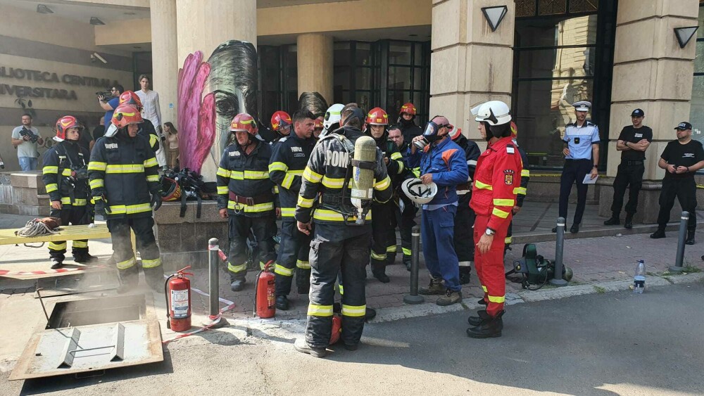Un muncitor a fost surprins de un incendiu într-un canal din București. Bărbatul a murit. GALERIE FOTO - Imaginea 2