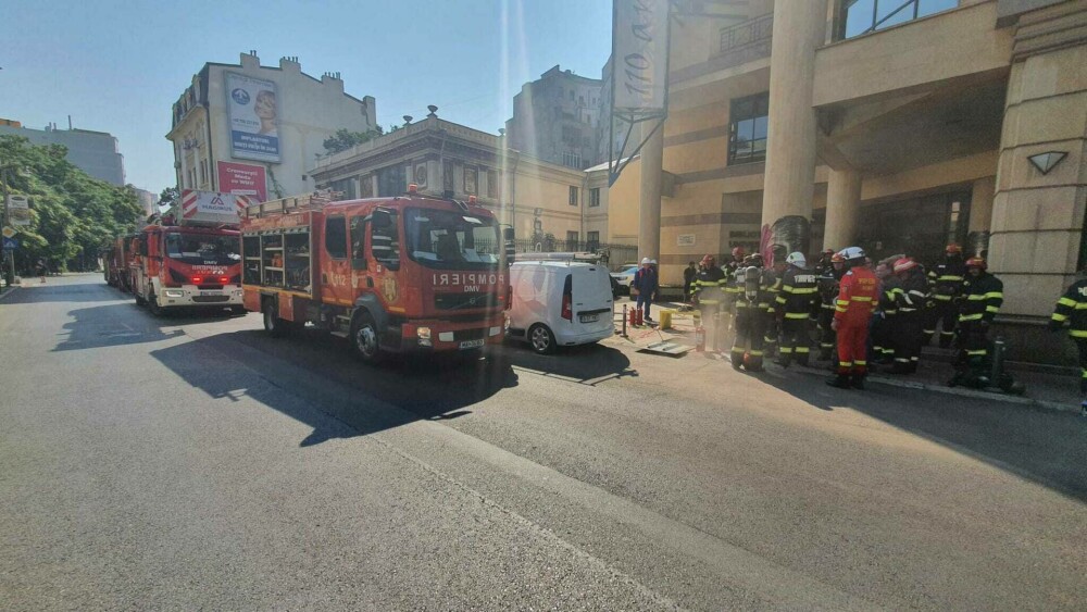Un muncitor a fost surprins de un incendiu într-un canal din București. Bărbatul a murit. GALERIE FOTO - Imaginea 1