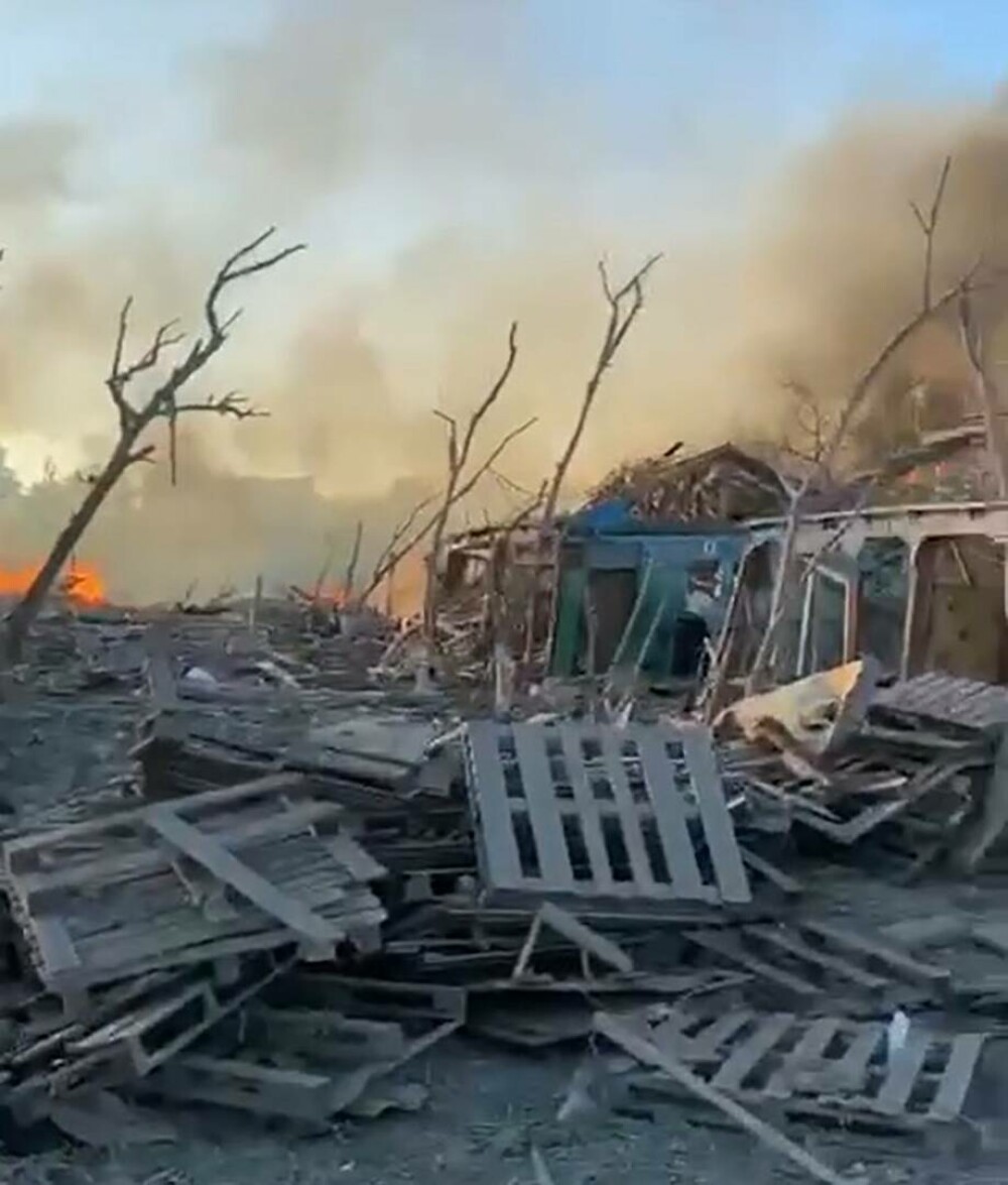 Bombardamente ruseşti ”masive” în sudul Ucrainei. Zelenski: „Teroriştii ruşi doar voiau să tragă”. VIDEO și GALERIE FOTO - Imaginea 4